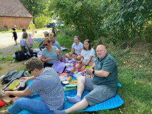 Familienpicknick bei der Mühle