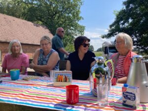 Familienpicknick bei der Mühle
