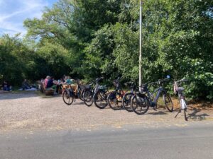 Familienpicknick bei der Mühle