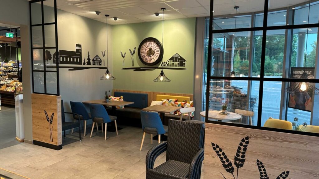 Cafe im Verbrauchermarkt „Nah & Gut Seker“