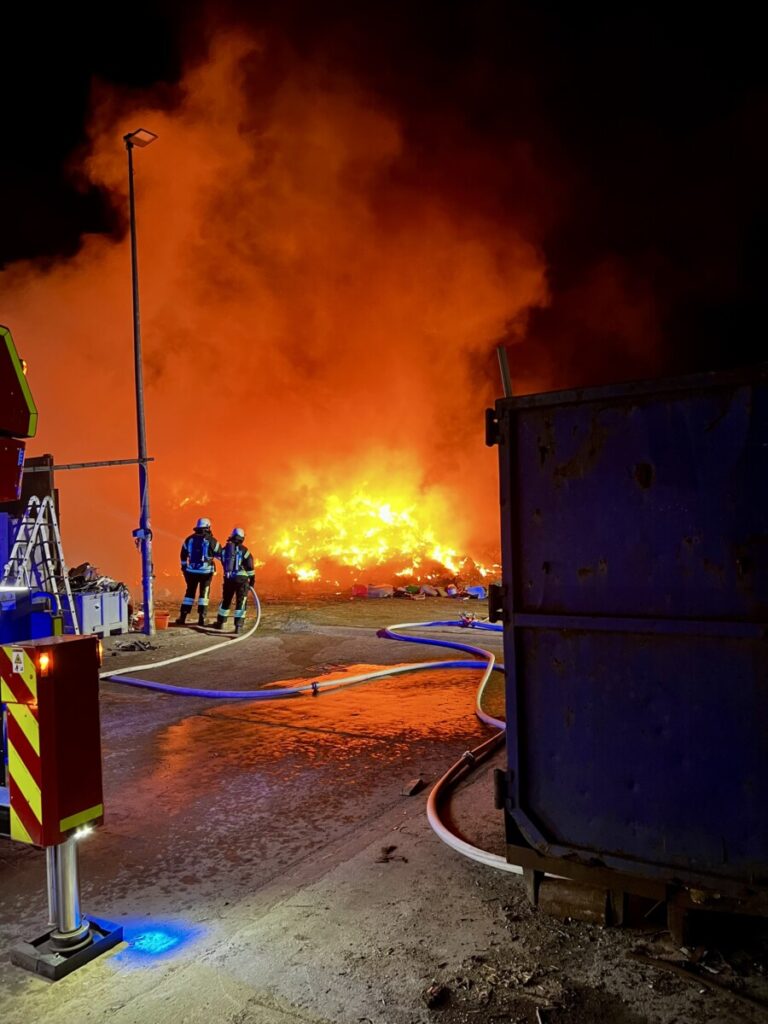 🚒 Brand in Recyclingbetrieb sorgt für nächtlichen Feuerwehreinsatz