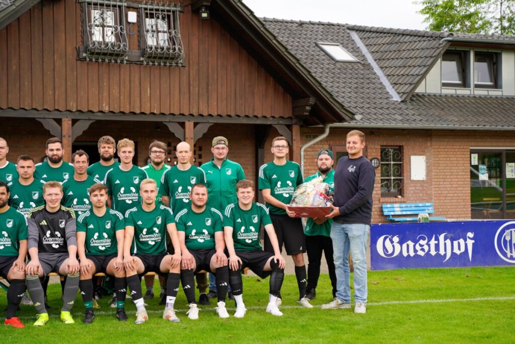 II. Herren mit neuen Trikots in die neue Spielzeit