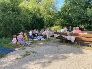 Familienpicknick bei der Mühle